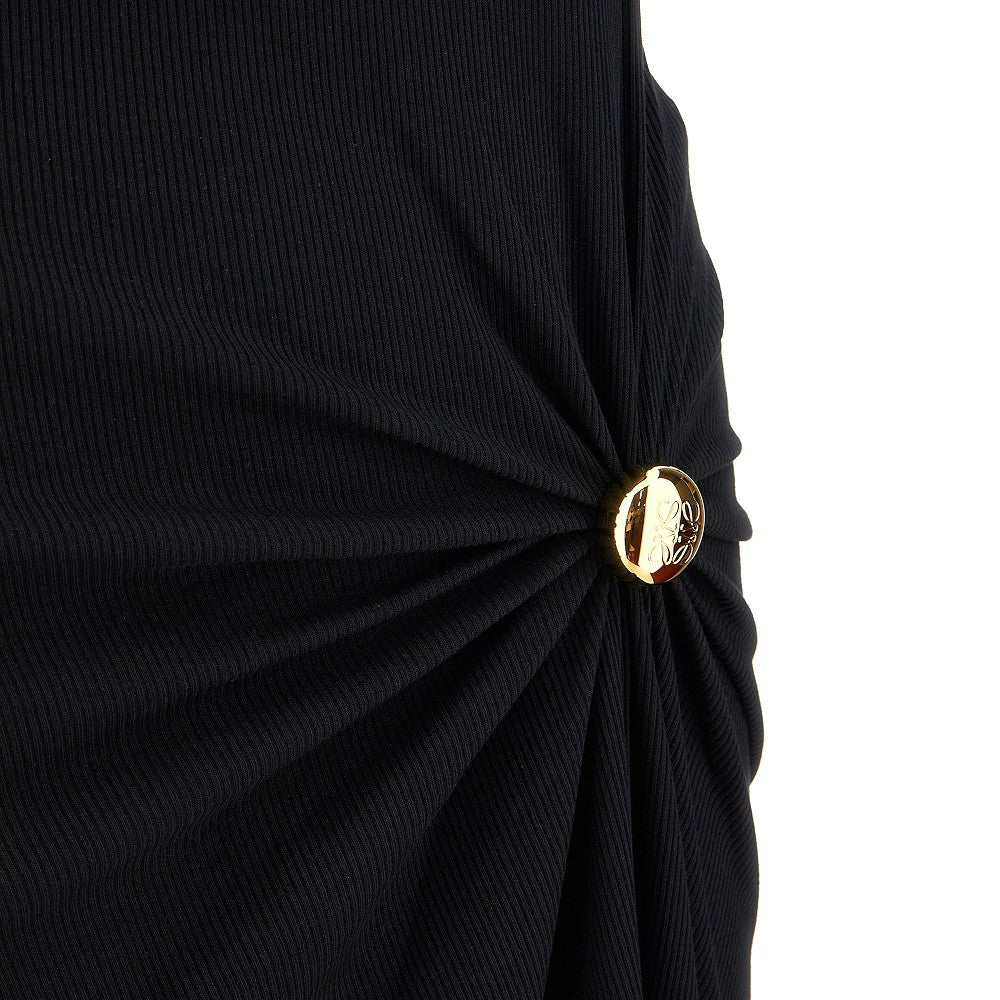 Draped ribbed dress with brooch