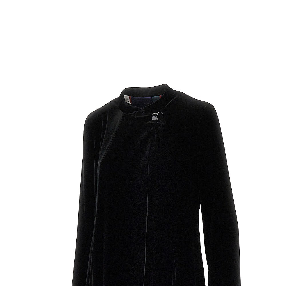 Velvet coat with decentralized button