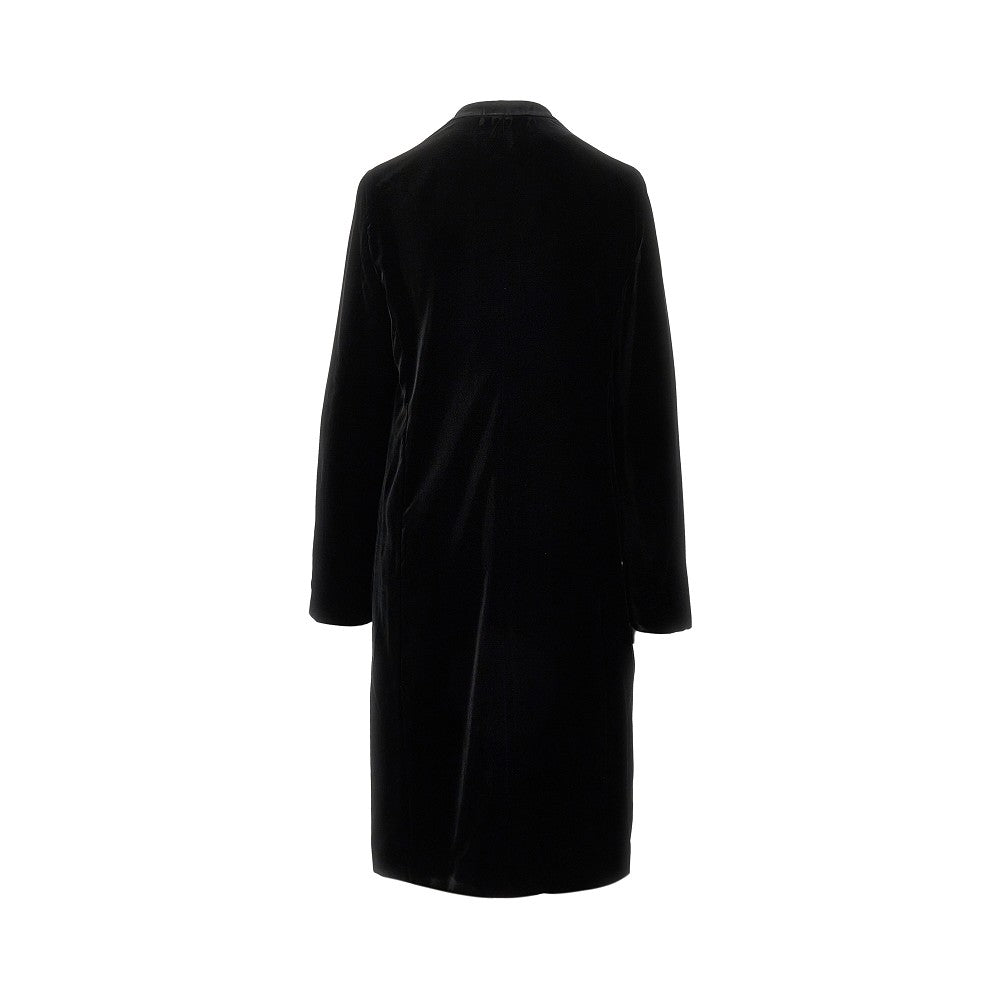 Velvet coat with decentralized button