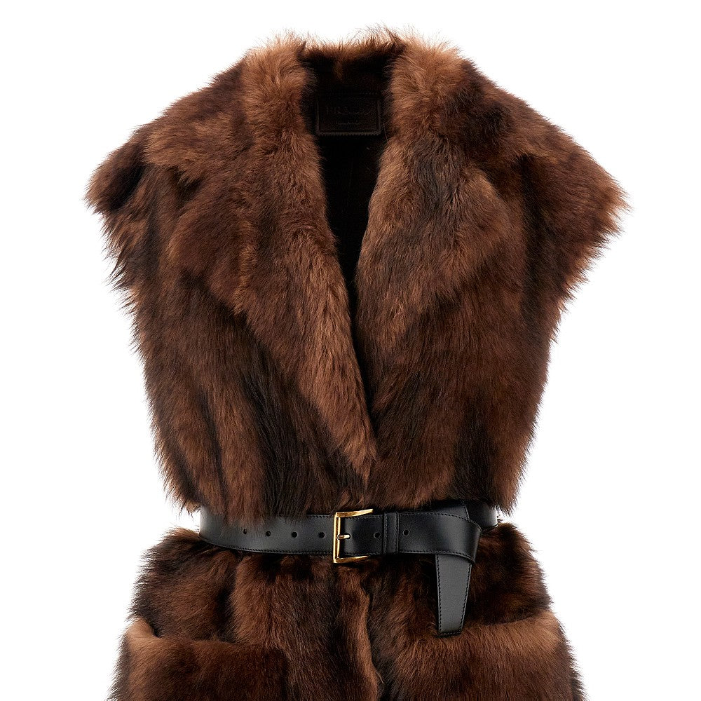 Gilet in pelliccia con cintura