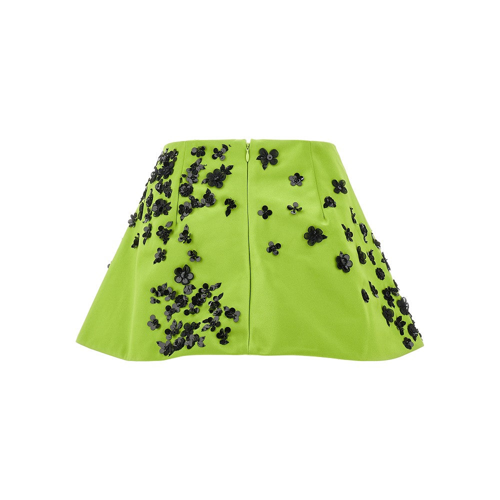 Minigonna in satin con ricamo floreale
