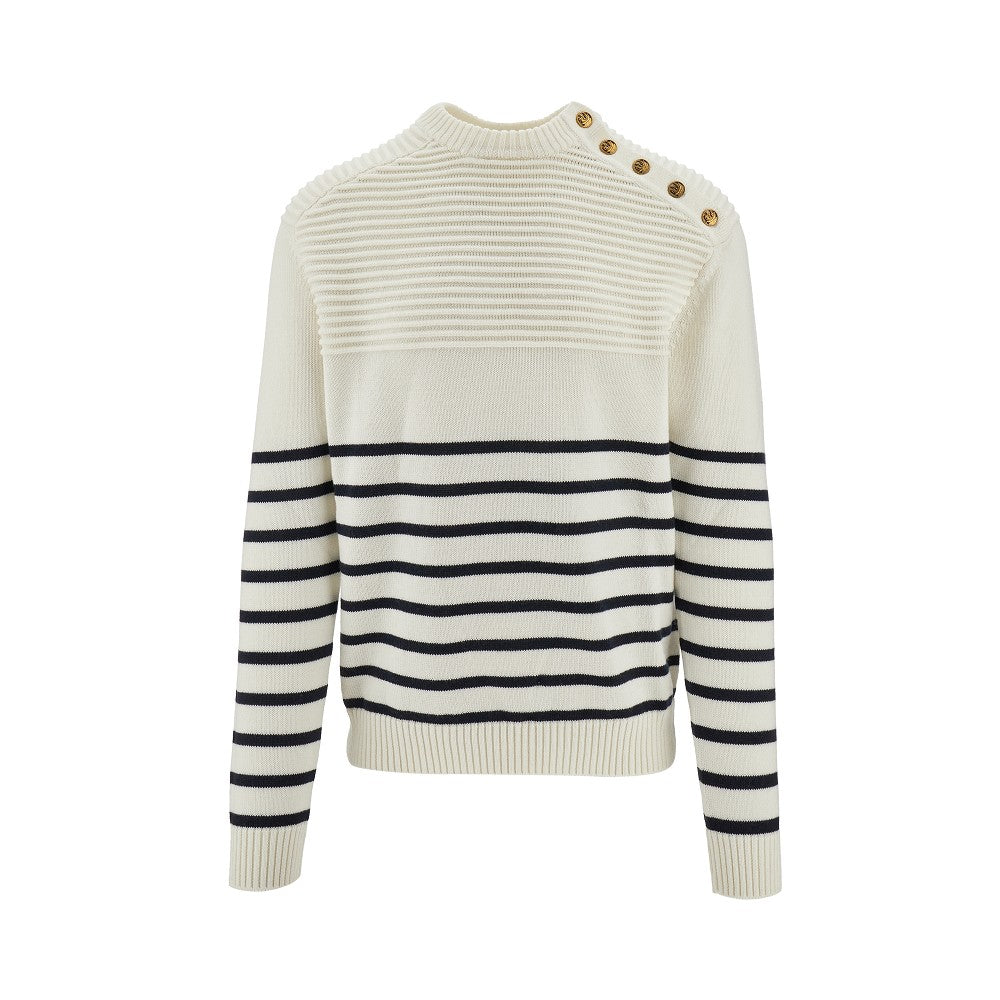 Pullover a righe con bottoni sulla spalla