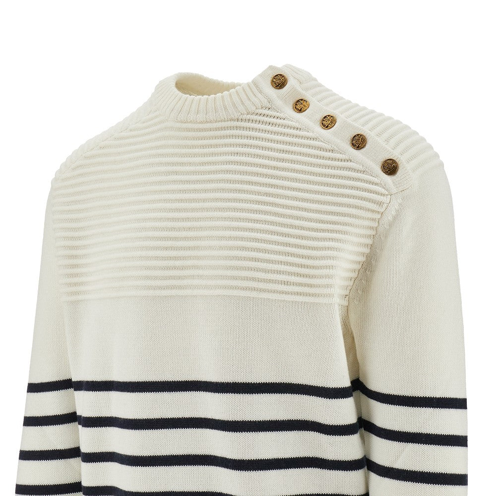 Pullover a righe con bottoni sulla spalla