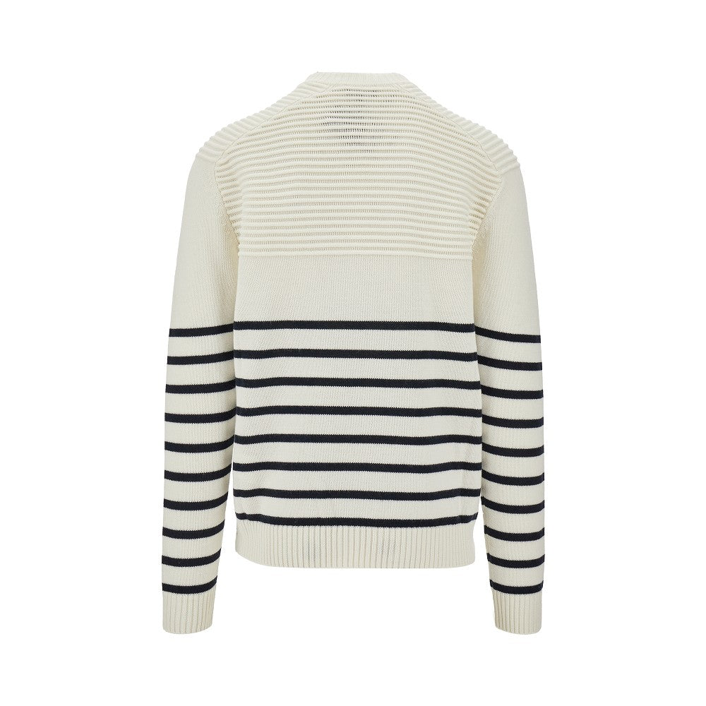 Pullover a righe con bottoni sulla spalla