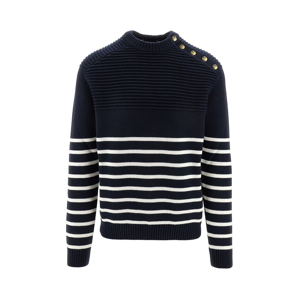 Pullover a righe con bottoni sulla spalla