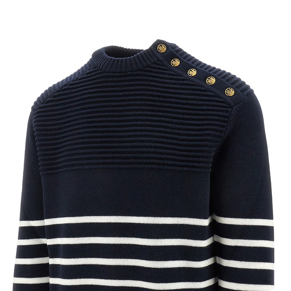 Pullover a righe con bottoni sulla spalla