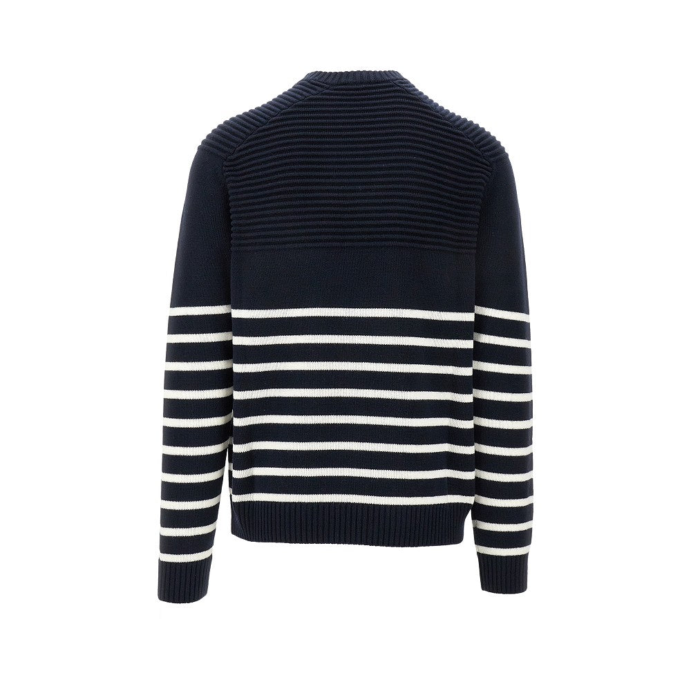 Pullover a righe con bottoni sulla spalla