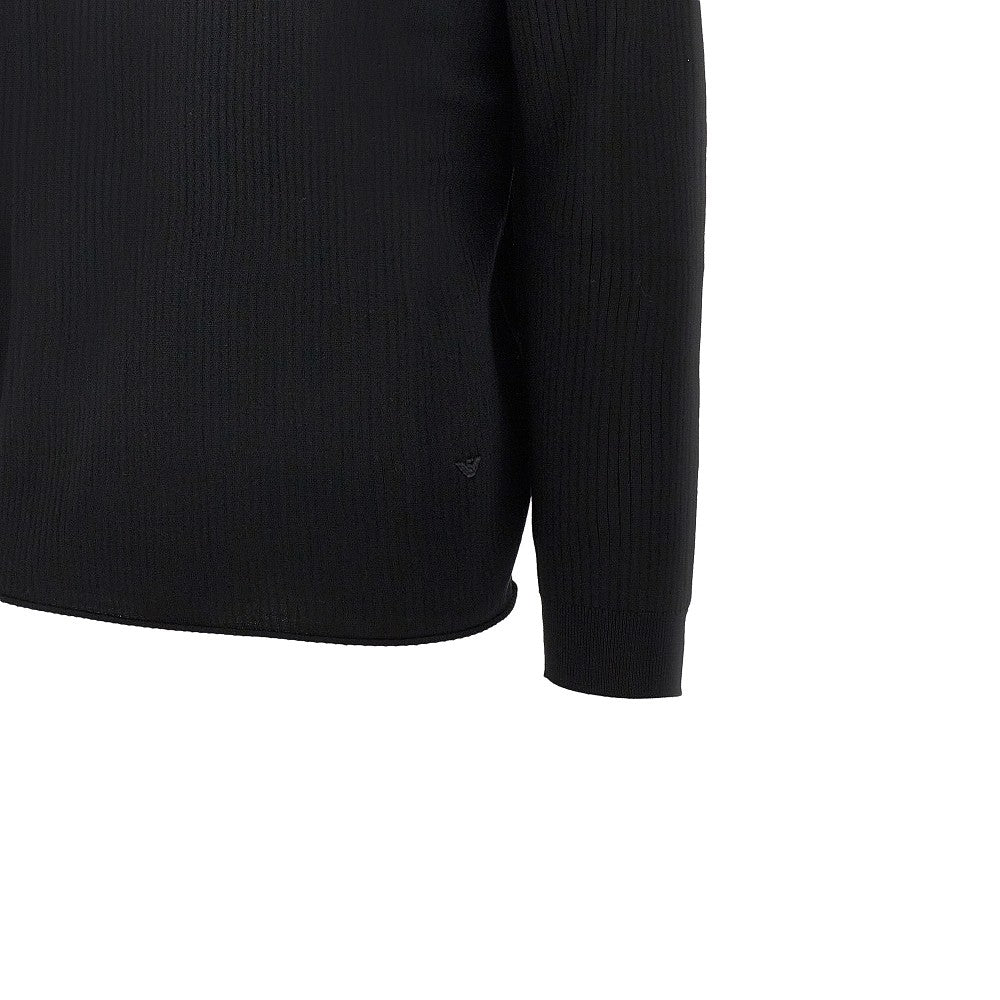 Maglia in lana a costine con scollo a V