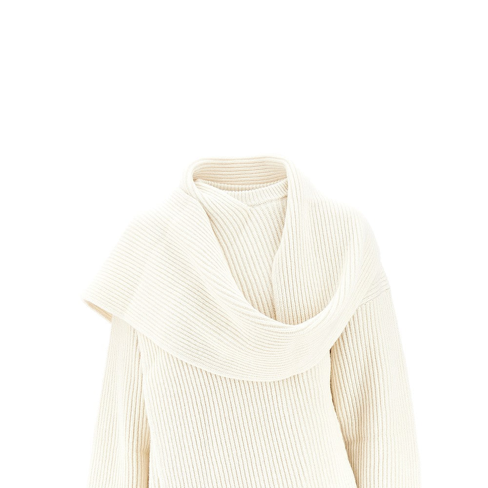 Pullover in lana con sciarpa integrata