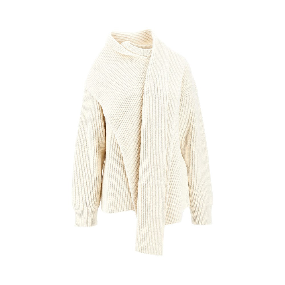Pullover in lana con sciarpa integrata