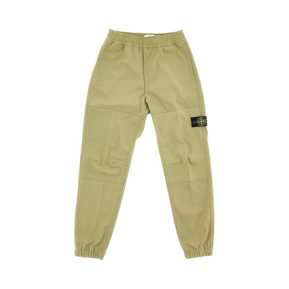 Pantalone in gabardine con badge logo