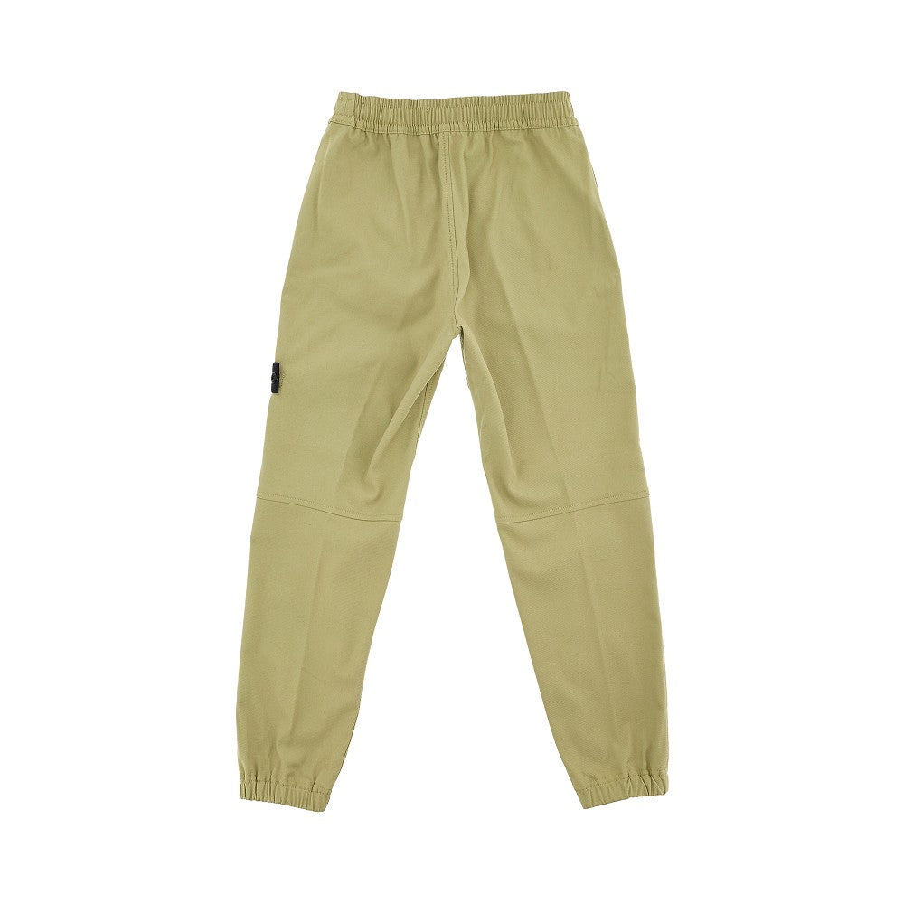Pantalone in gabardine con badge logo