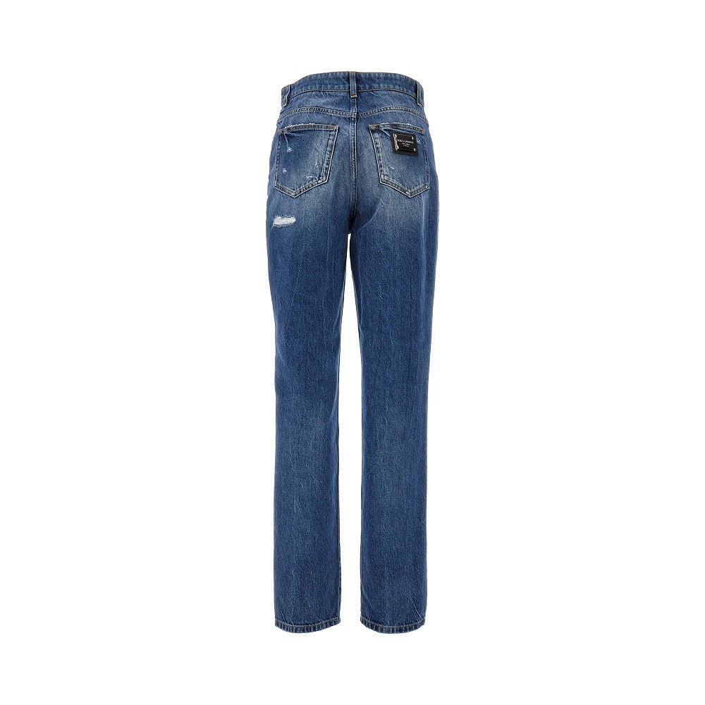 Jeans effetto consumato con placca logo