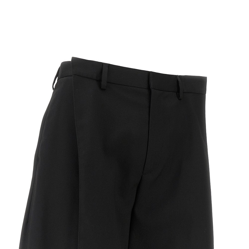 Pantalone ampio con riprese in vita