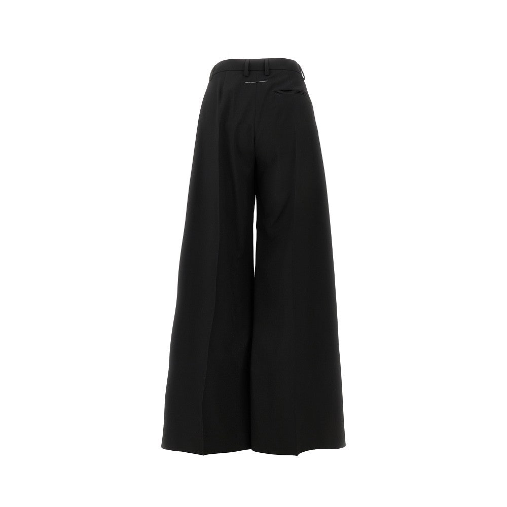Pantalone ampio con riprese in vita