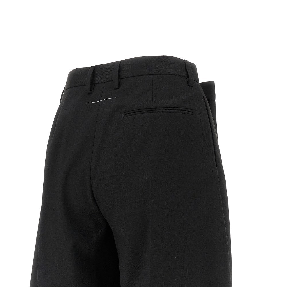 Pantalone ampio con riprese in vita