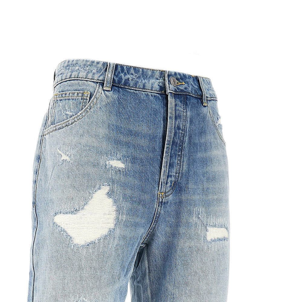 Jeans con strappi riparati