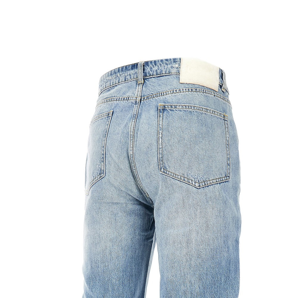 Jeans con strappi riparati