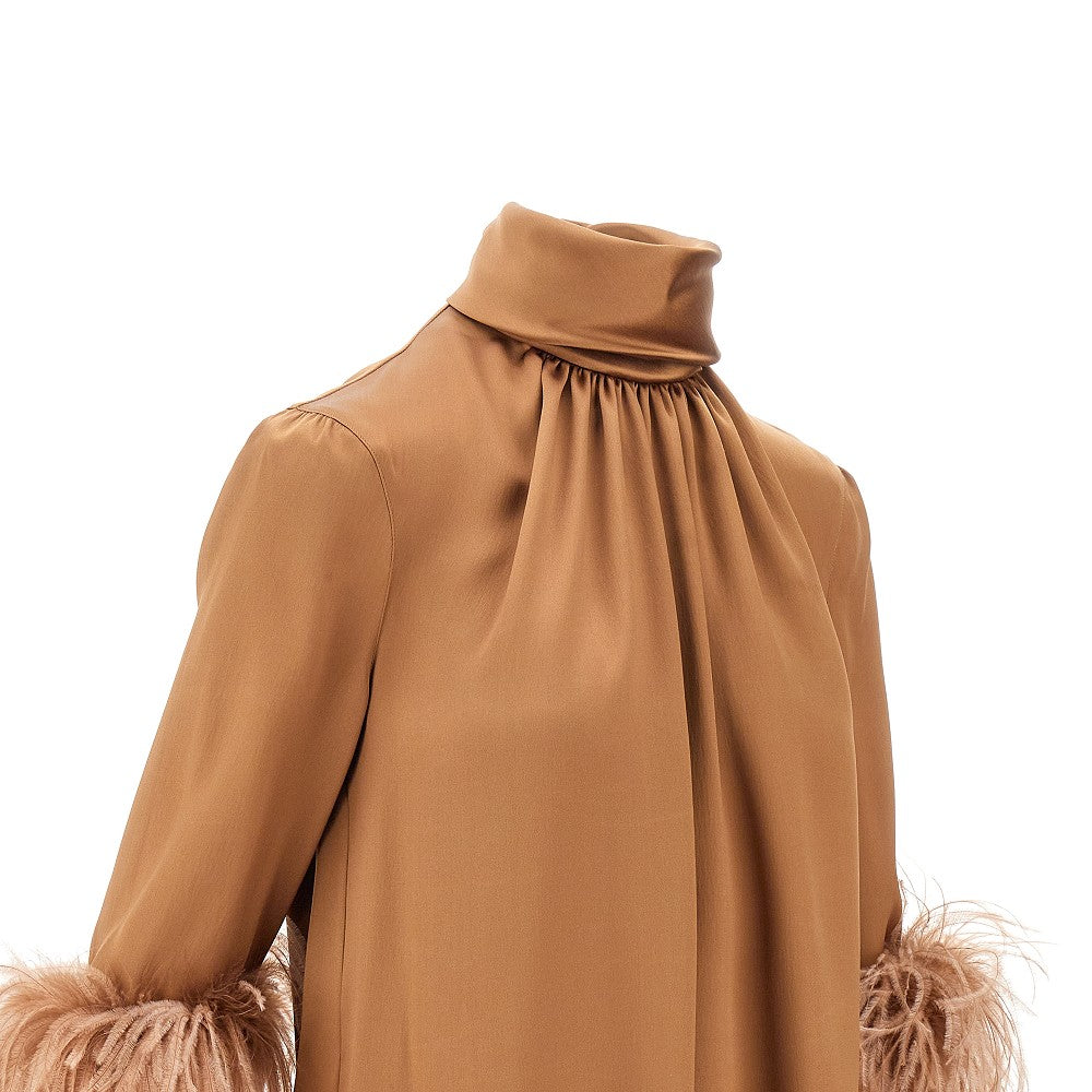 Blusa in doppio raso con piume