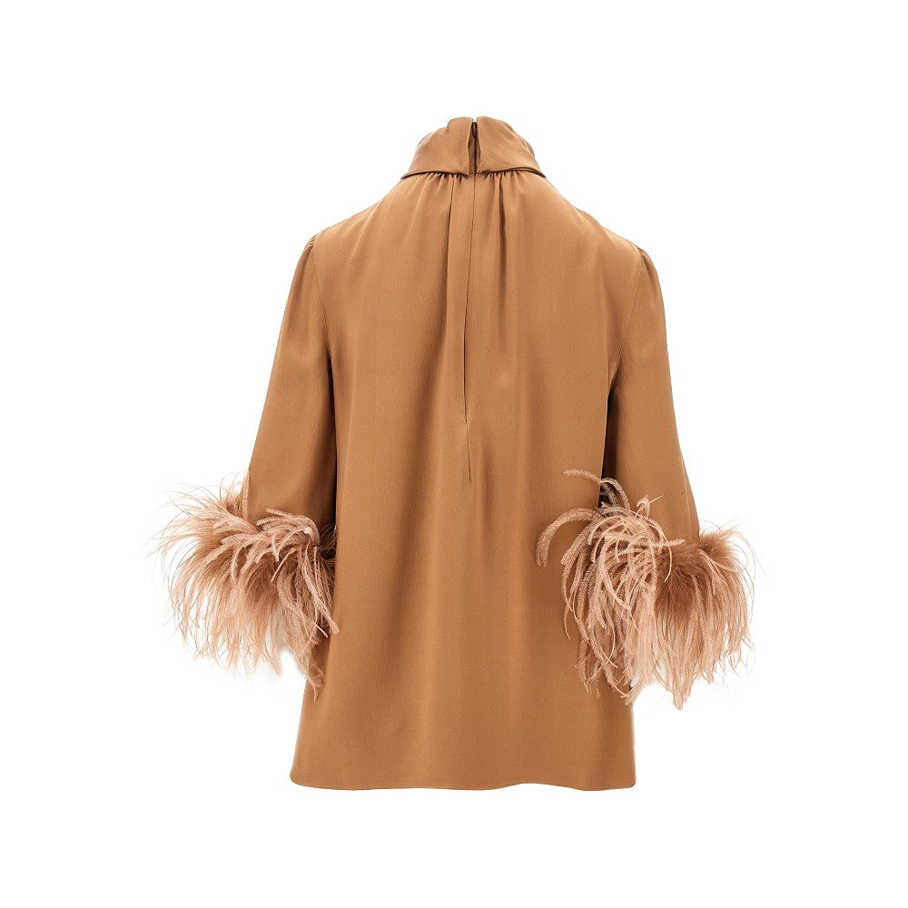 Blusa in doppio raso con piume