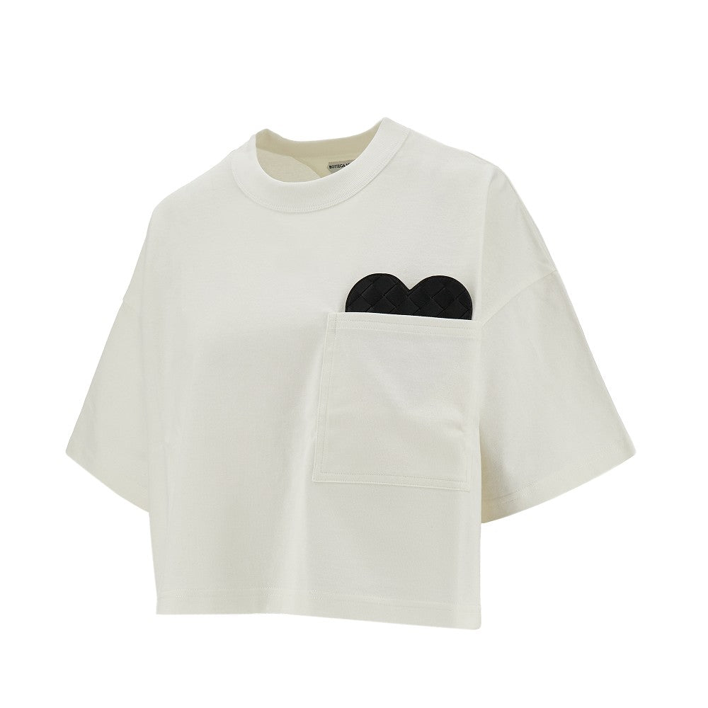 T-shirt cropped con cuore Intrecciato