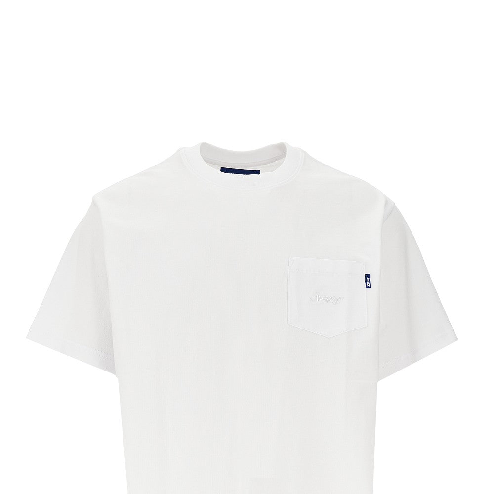 T-shirt con logo ricamato sul taschino