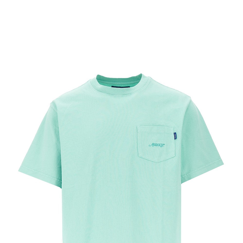 T-shirt con logo ricamato sul taschino