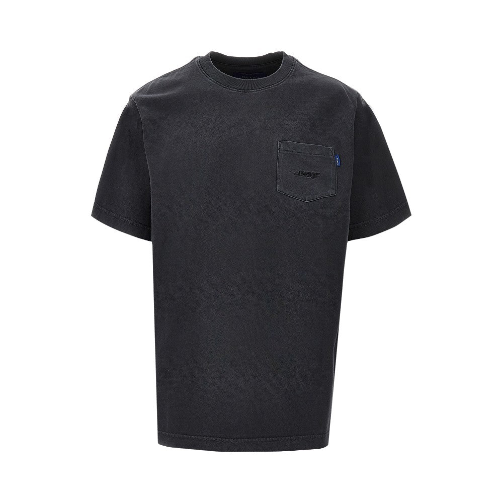 T-shirt con logo ricamato sul taschino