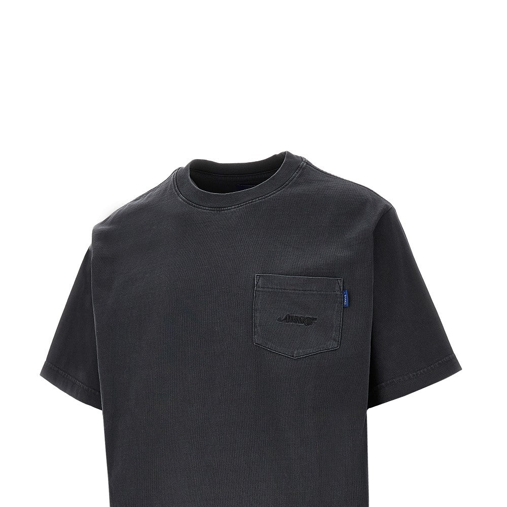 T-shirt con logo ricamato sul taschino