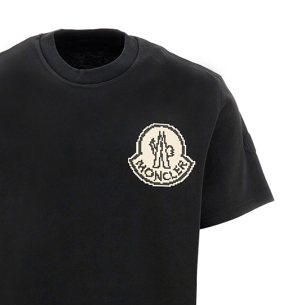 T-shirt con stampa logo pixellato