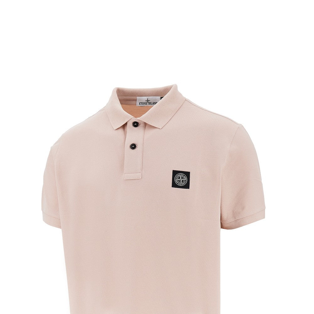 Polo in piquet stretch con patch logo
