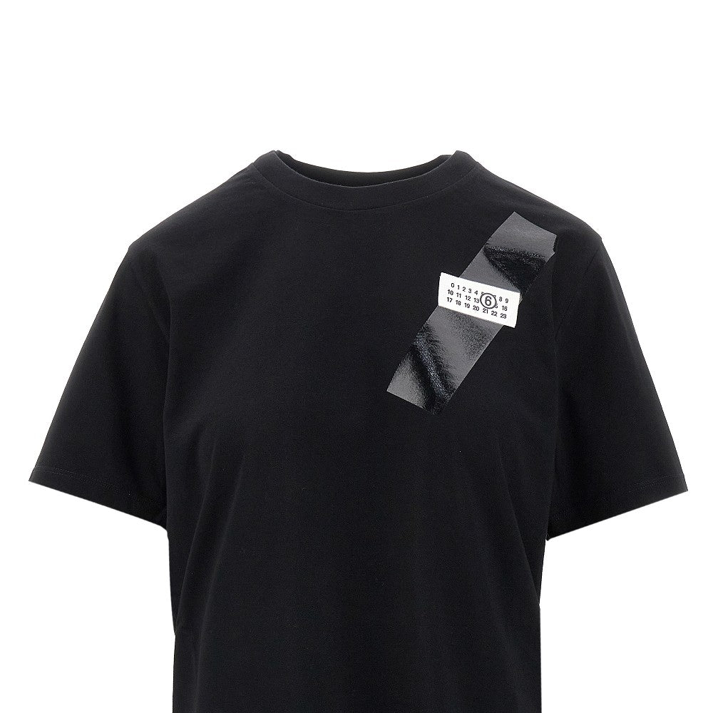 T-shirt con etichetta logo effetto scotch