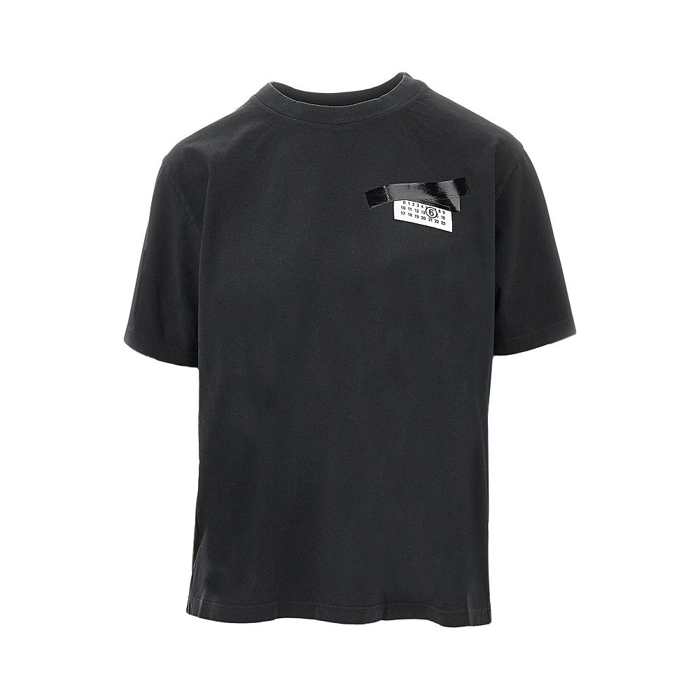 T-shirt con etichetta e stampa trompe l'oeil