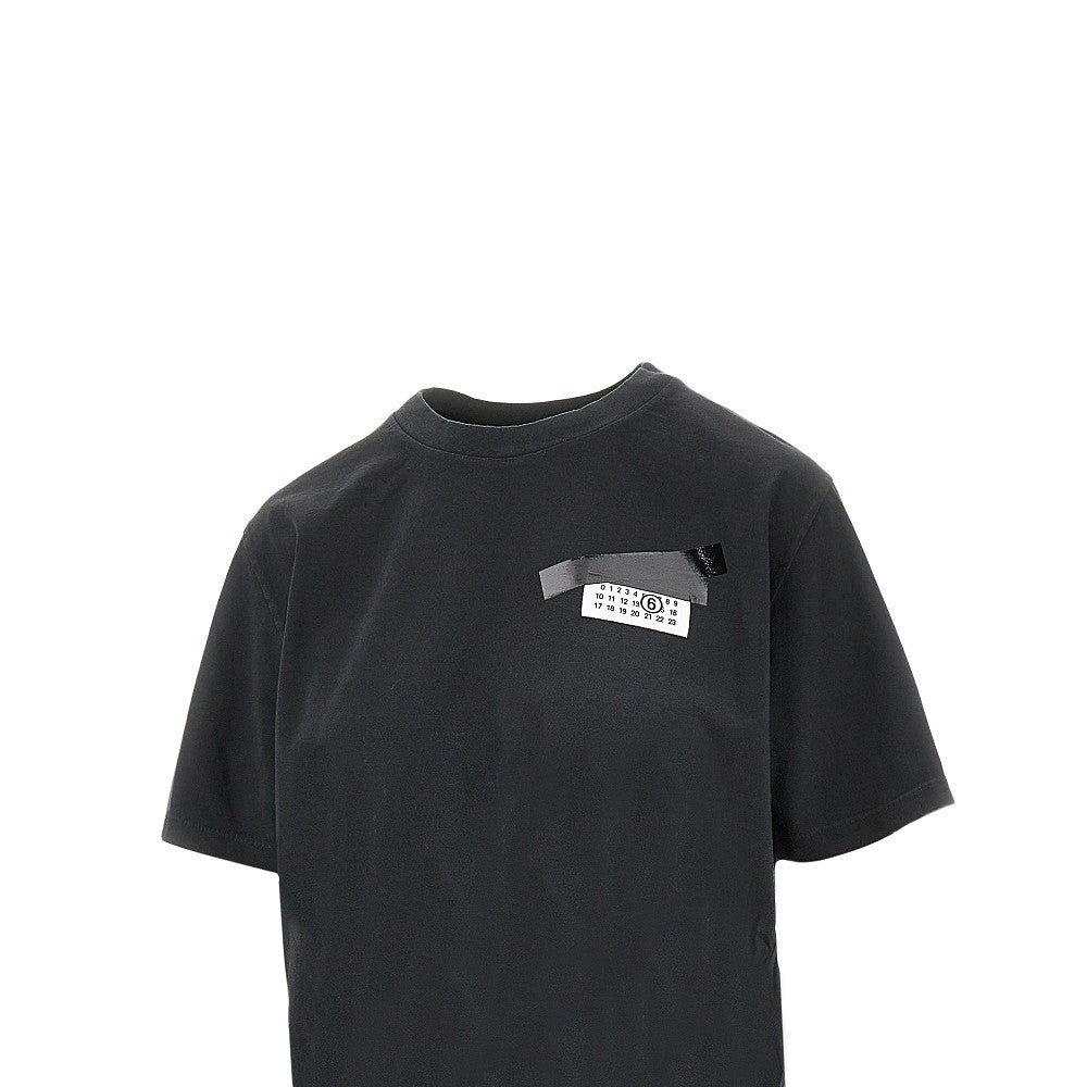 T-shirt con etichetta e stampa trompe l'oeil