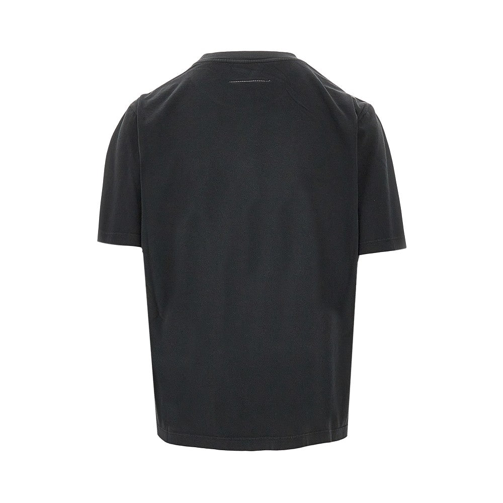 T-shirt con etichetta e stampa trompe l'oeil