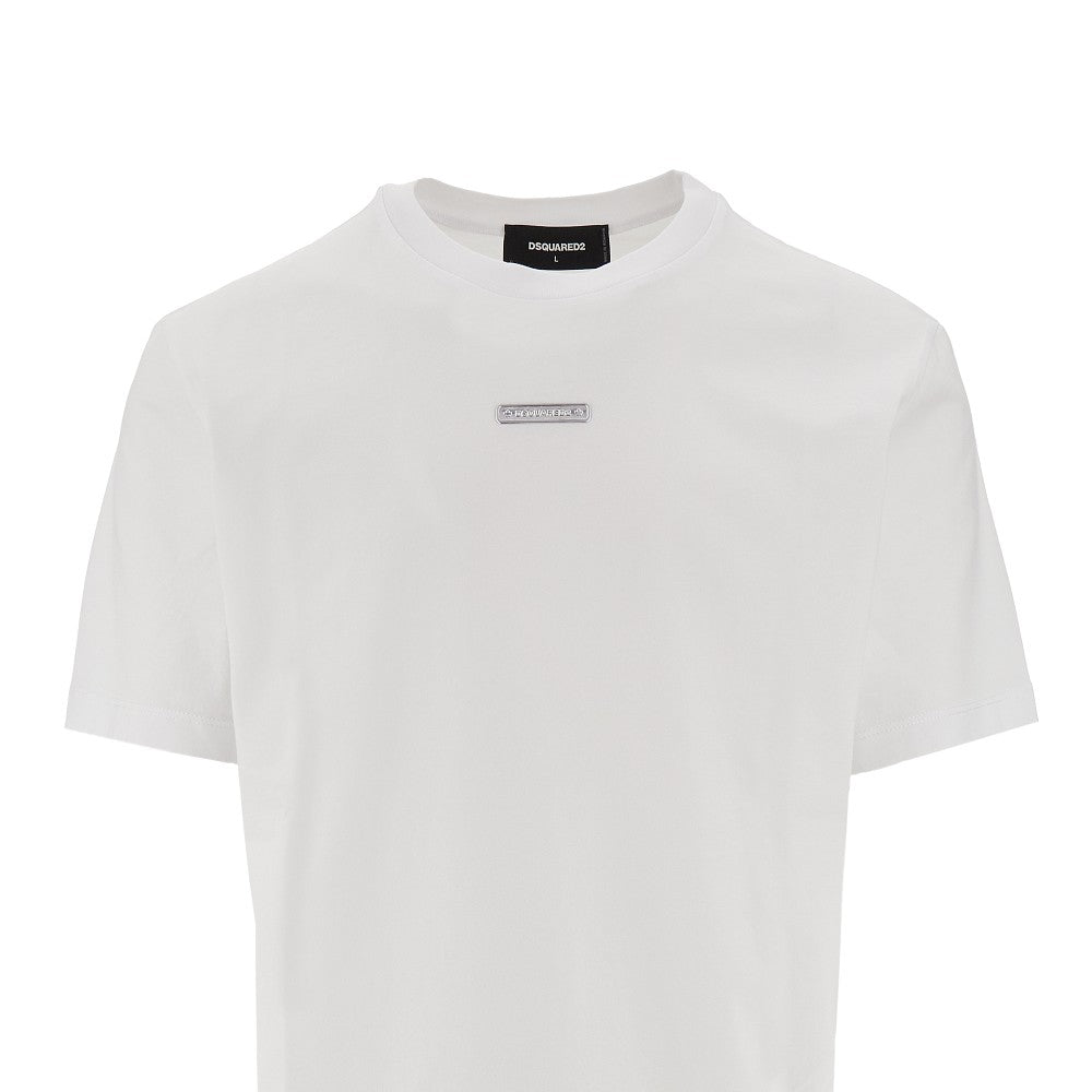 T-shirt con targhetta logo