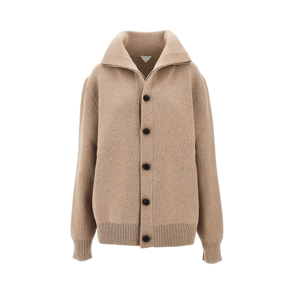 Cardigan in lana con bottoni in pelle