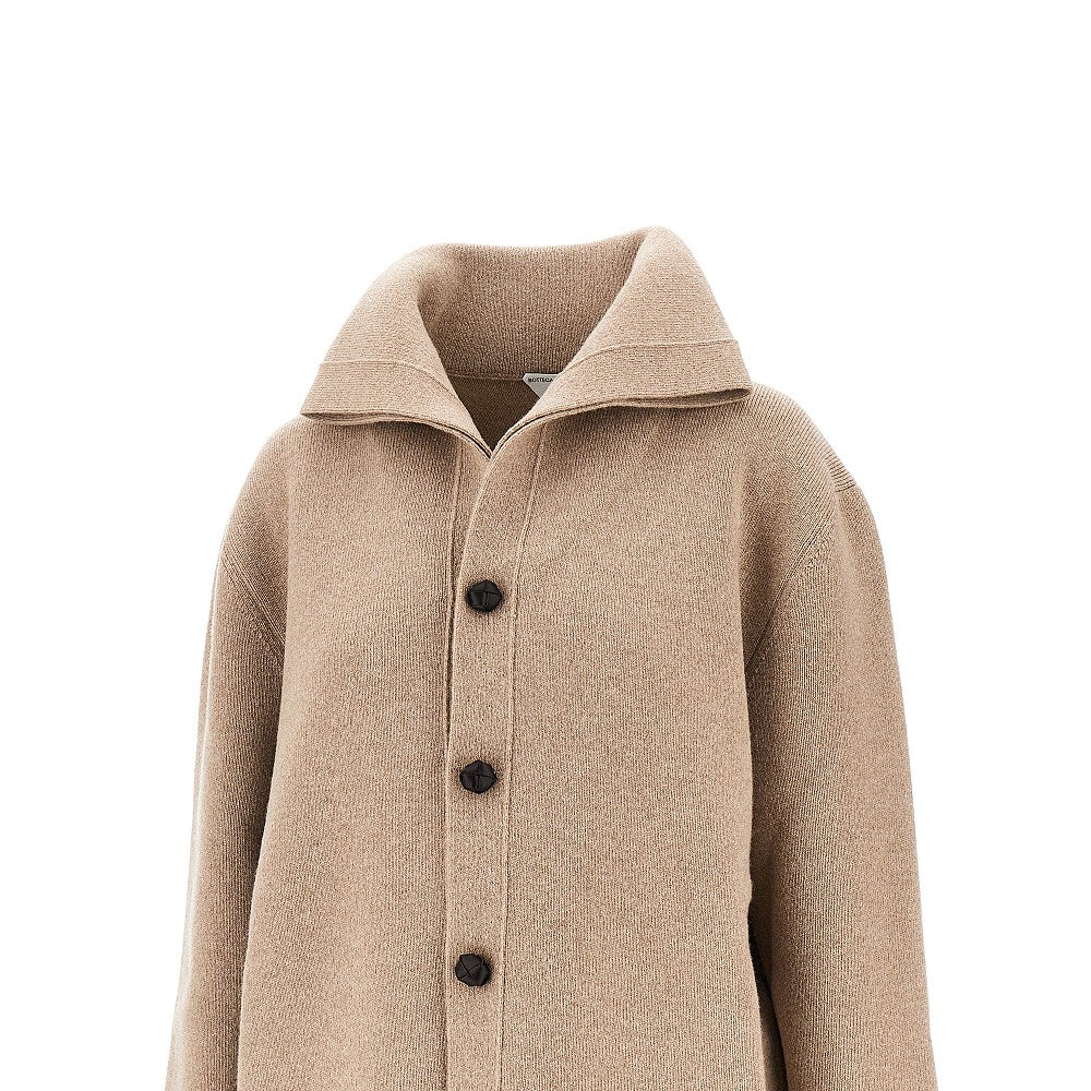 Cardigan in lana con bottoni in pelle