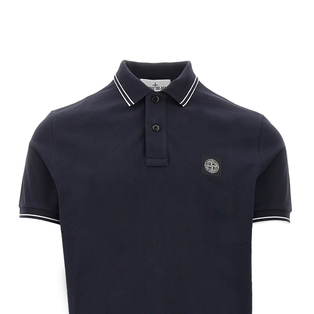Polo in piquet stretch con patch logo