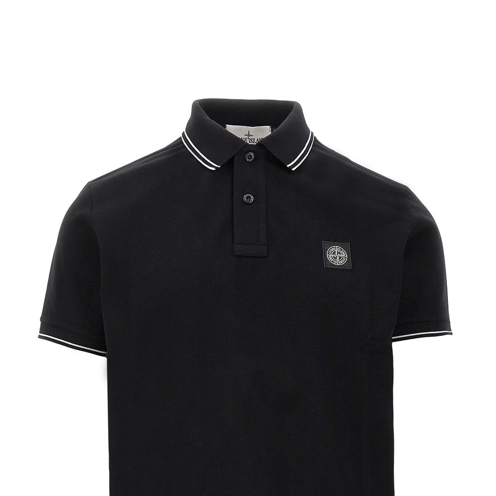 Polo in piquet stretch con patch logo