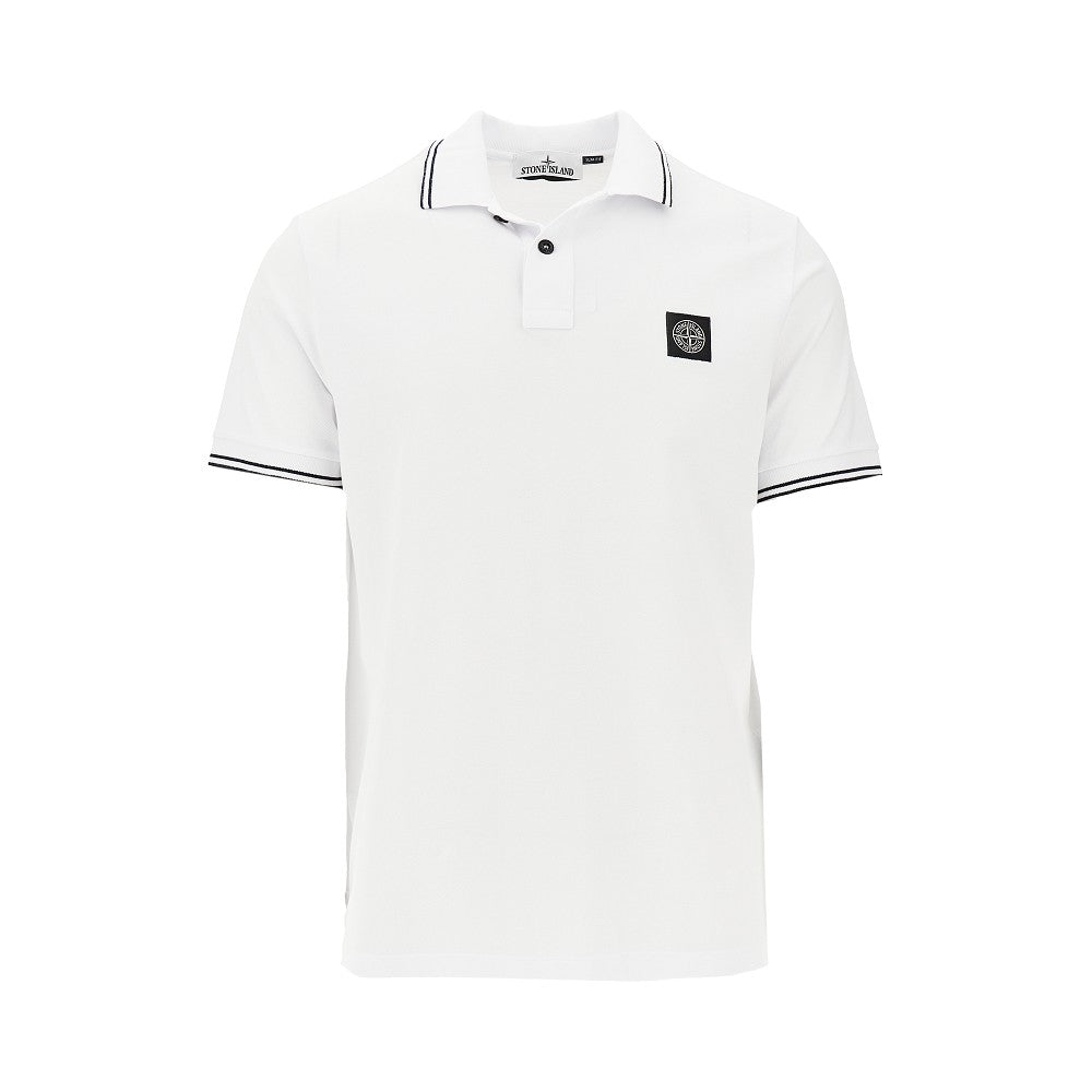 Polo in piquet stretch con patch logo