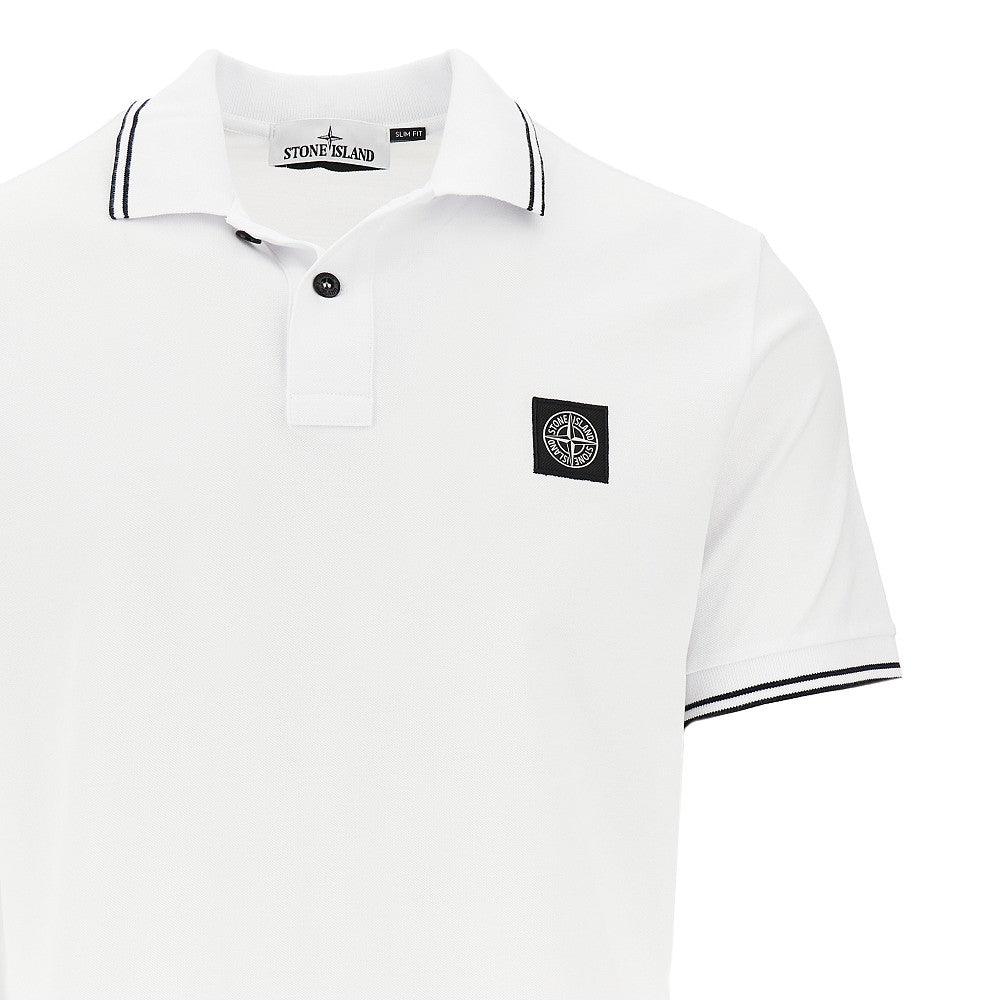 Polo in piquet stretch con patch logo