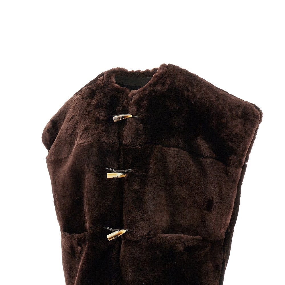 Gilet in shearling con maxi spalle