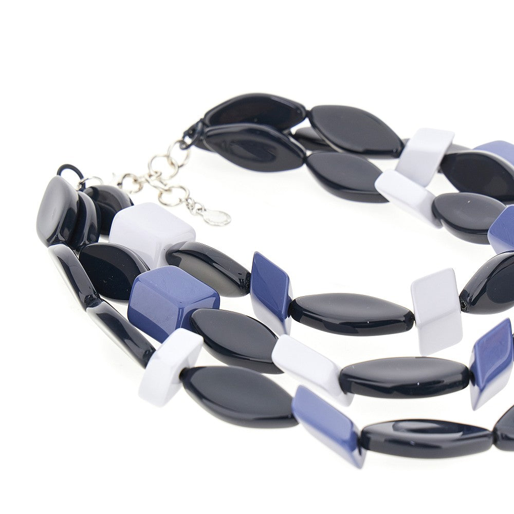 Collana multifilo con perline geometriche