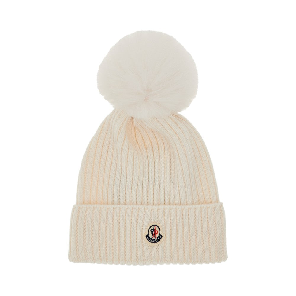 Beanie con pompon in finta pelliccia