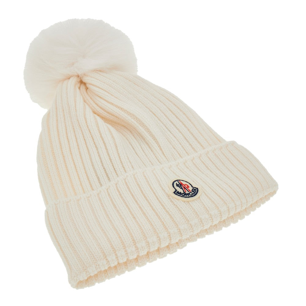 Beanie con pompon in finta pelliccia