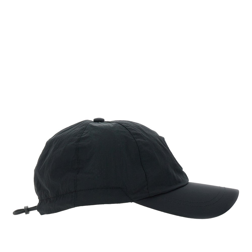 Cappello in Econyl con logo ricamato