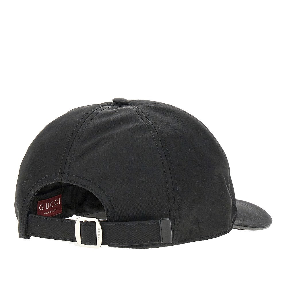 Cappello baseball con logo goffrato