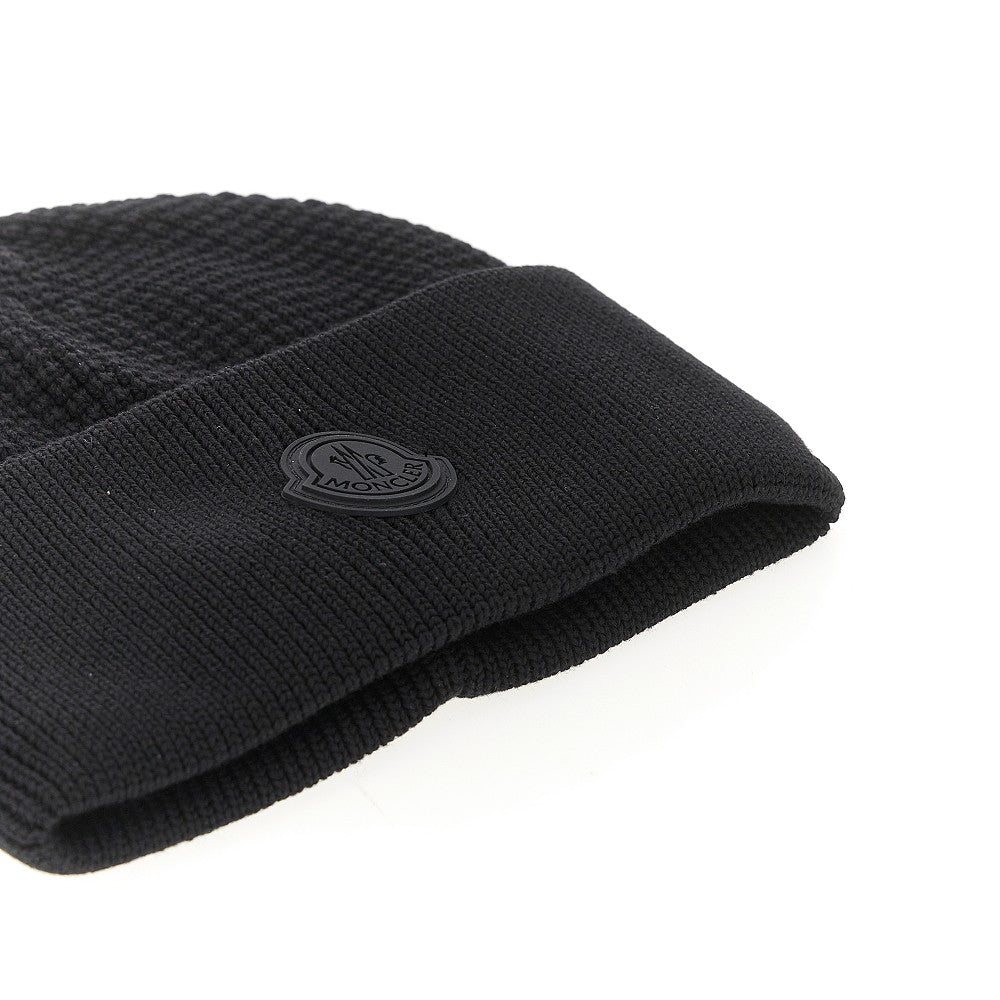 Knitted beanie hat with logo patch