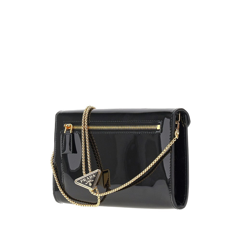 Pochette in vernice con tracolla in catena